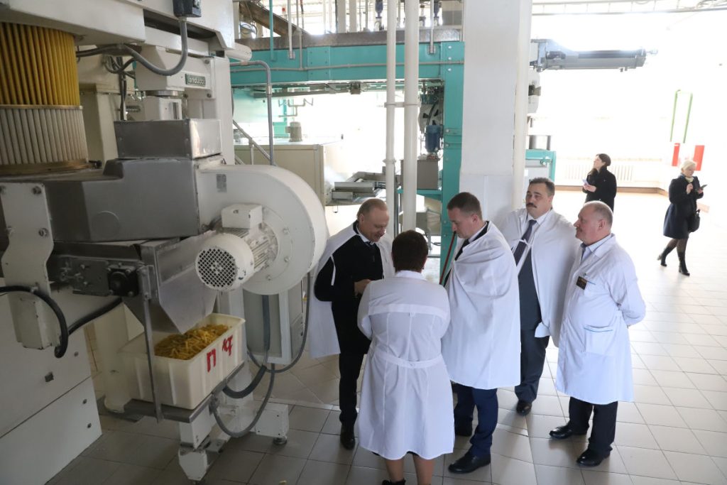 Борисовский комбинат хлебопродуктов: «Пока у людей продуктопсихоз, мы наполняем полки магазинов»