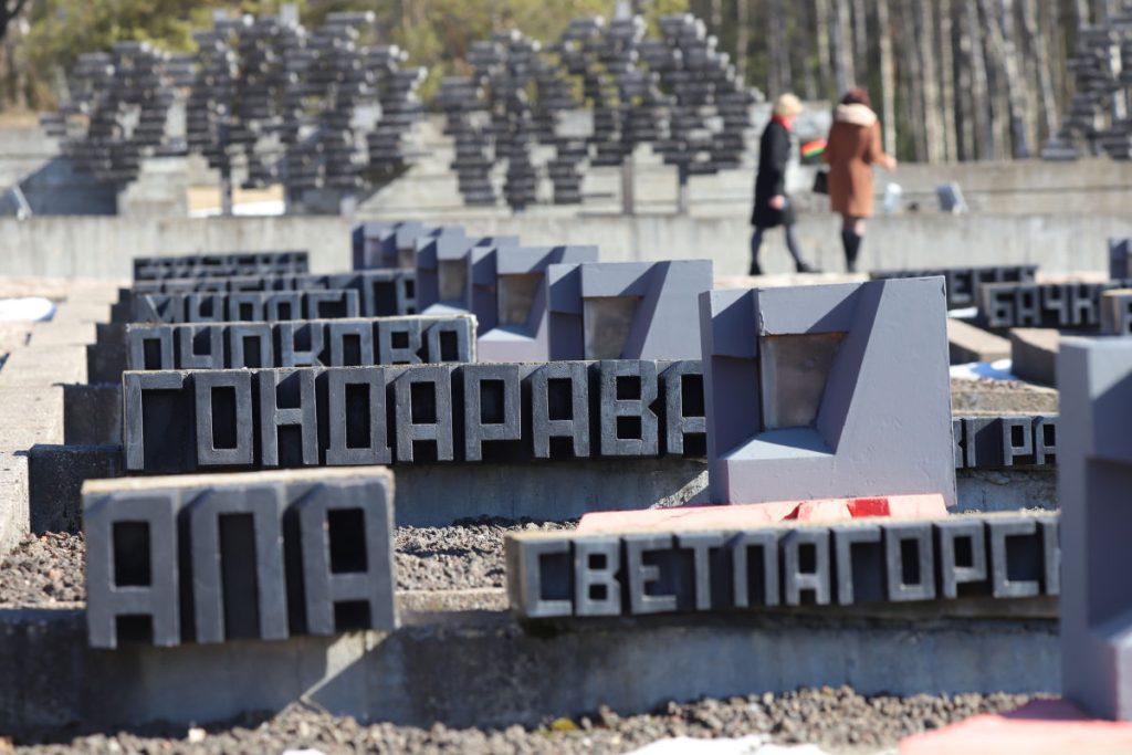 Белорусы помнят. Сотни людей пришли к «Хатыни» почтить память сожженных заживо