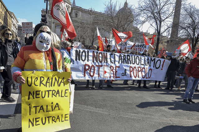 «No guerra. No NATO». Италию охватили демонстрации против отправки оружия Украине