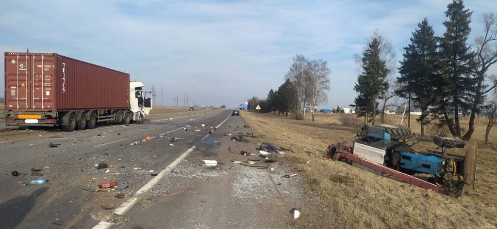 Фура под Червенем выкинула в кювет трактор – погиб тракторист