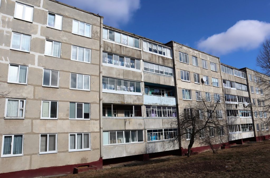 В Молодечно мужчина прыгнул с балкона квартиры на четвертом этаже, спасаясь от друга своей жены