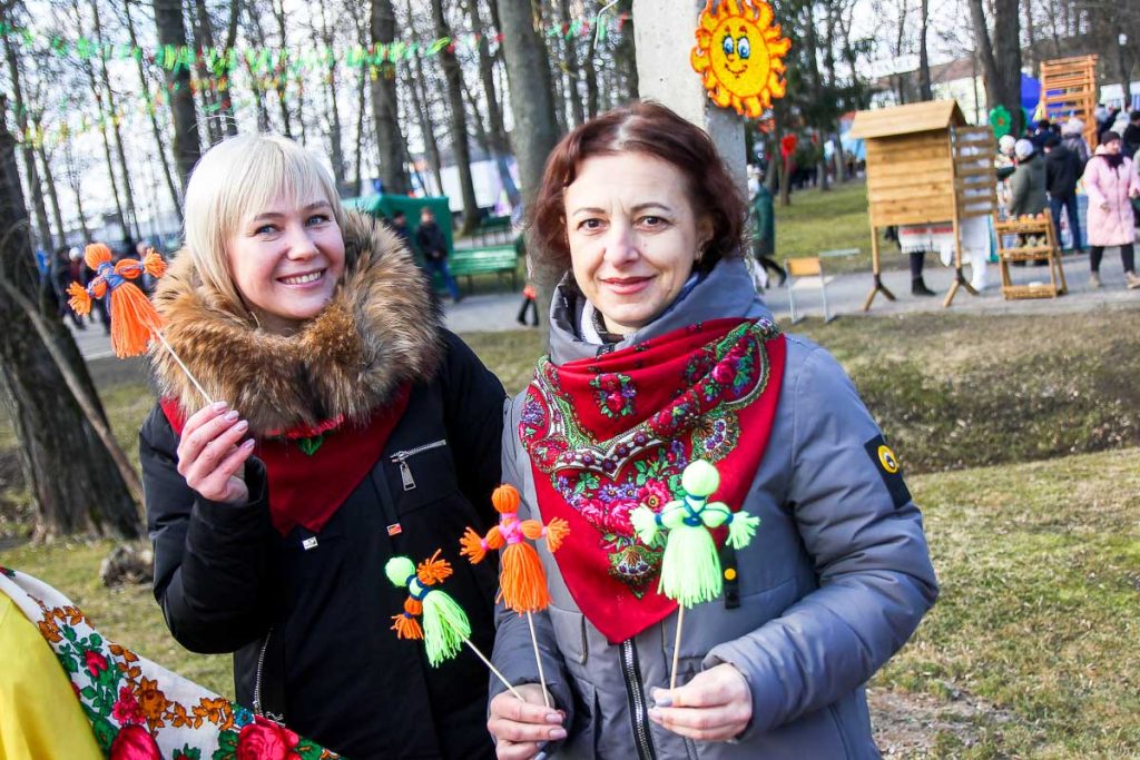 Куклы-Масленки, позитивные желания и богатырские забавы. Как в Слуцке прошли праздничные гулянья