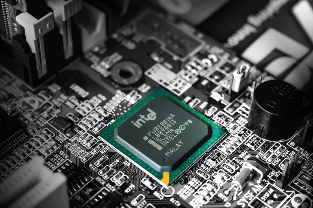 Intel, Swarovski и Porsche. Кто еще остановил поставки в Россию и Беларусь
