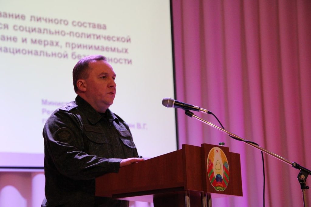 Министр обороны рассказал военнослужащим о политической обстановке в стране