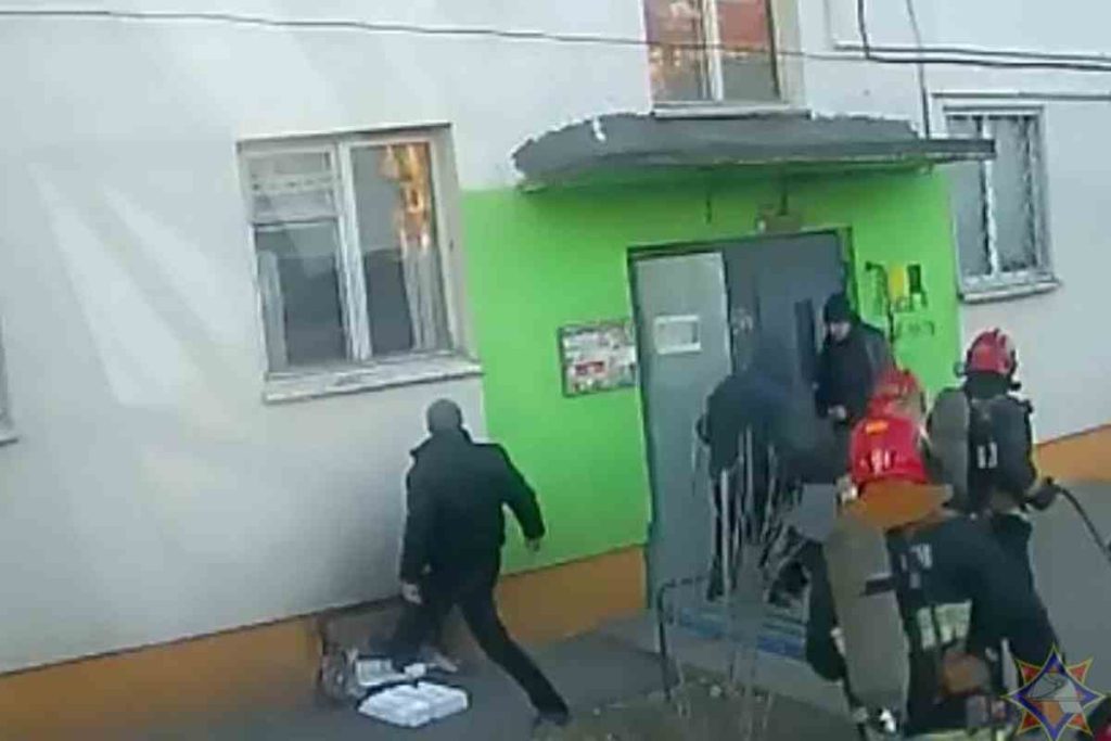 На пожаре в Слуцке работники МЧС спасли мужчину