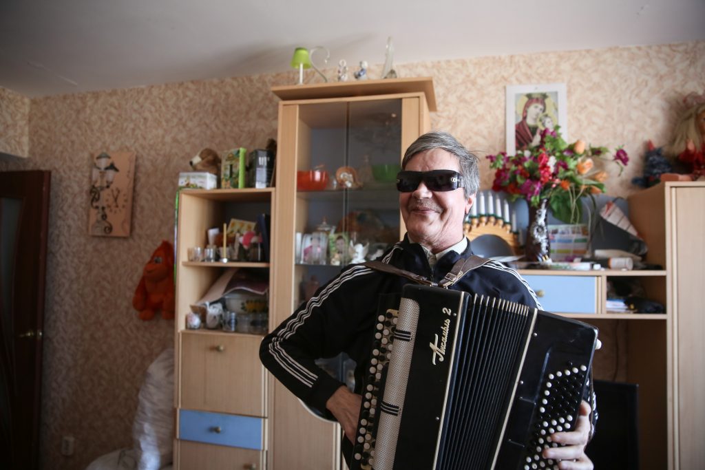 Незрячий мужчина два десятка лет помогает тем, кто оказался в схожей ситуации