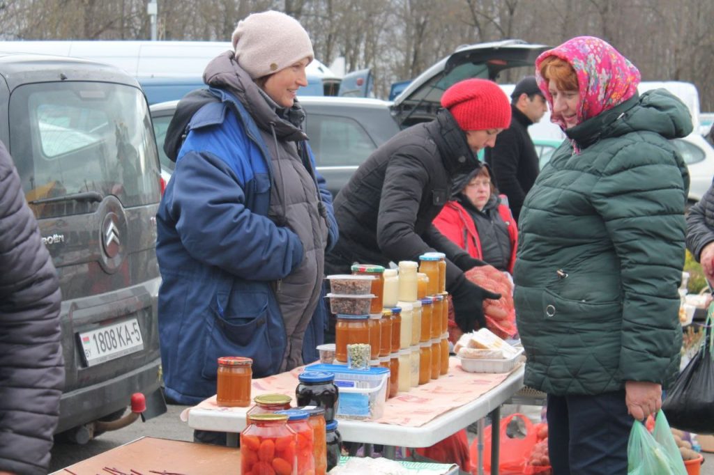 «Берите сейчас, после обеда будут дороже». Как в Вилейке прошла весенняя ярмарка