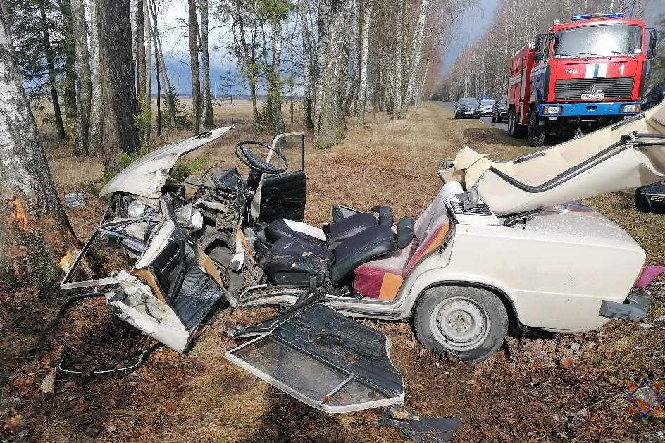 Легковушку разрезали пополам — водителя в Узденском районе спасали из авто в кювете
