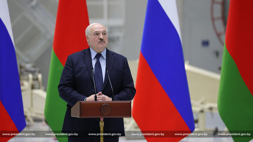 Лукашенко назвал трагедию в Буче спецоперацией Великобритании и передал Путину разведданные