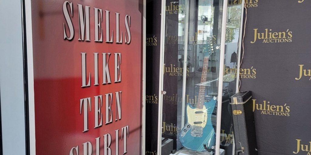 Гитару Курта Кобейна из клипа «Smells Like Teen Spirit» и билеты на концерты выставят на аукцион
