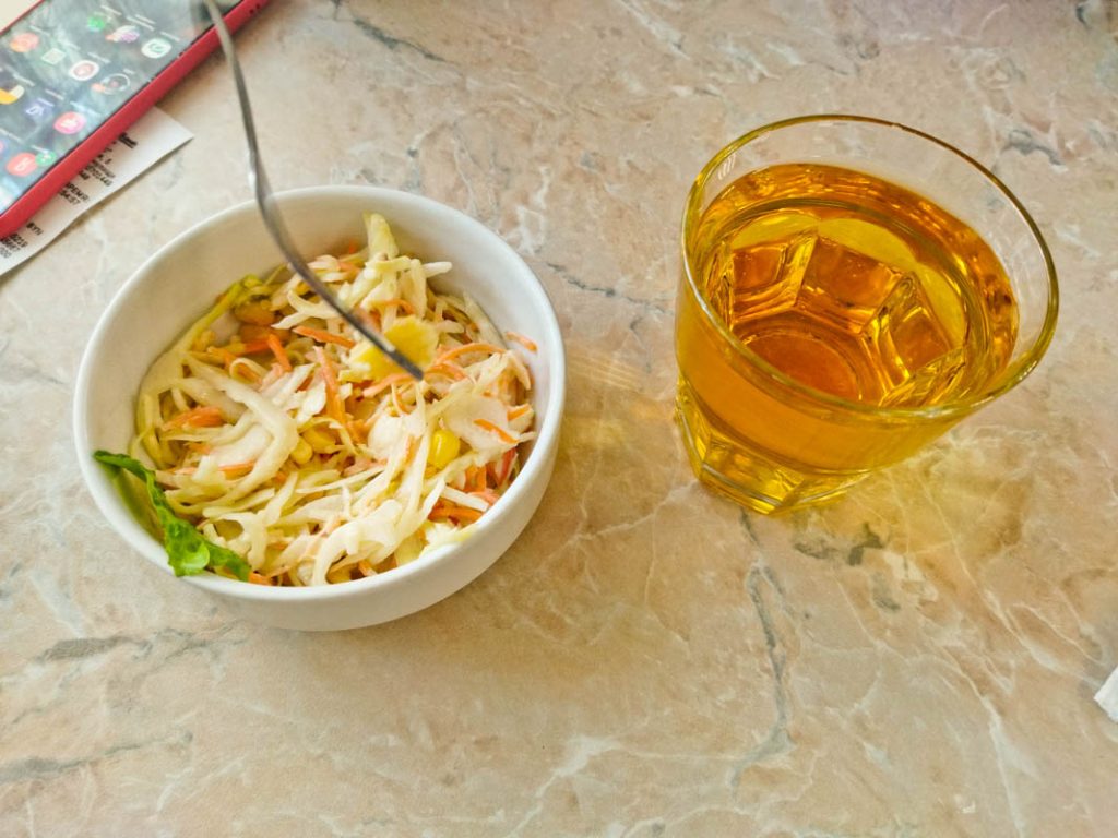 Над дизайном стоило бы поработать, но кормят вкусно и порции большие. Тестим кафе в Мачулищах