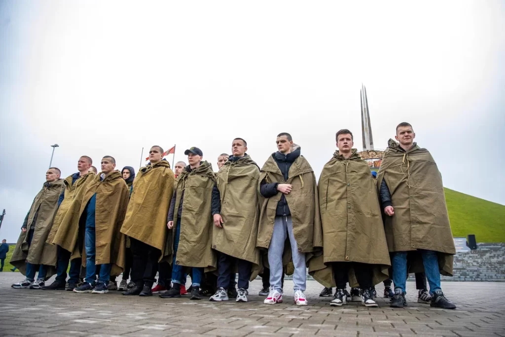 Ряды белорусской армии пополняются. Рассказываем, как на Кургане Славы отправляли новобранцев на службу