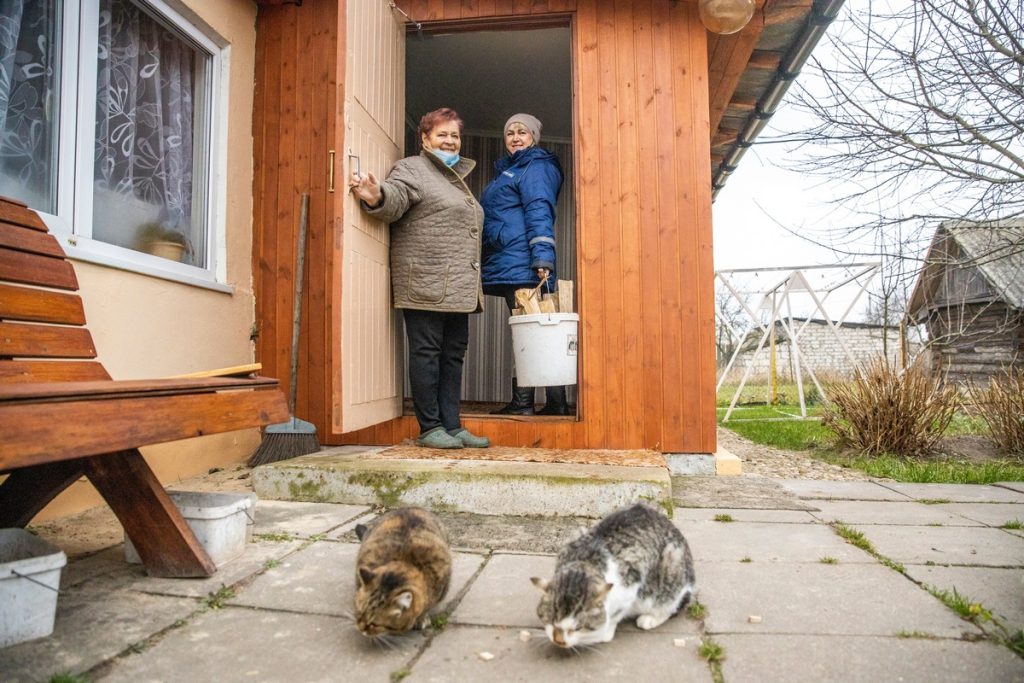 «Приехали — в доме ни крошки, печка ледяная». Как на Минщине пожилых спасают от одиночества