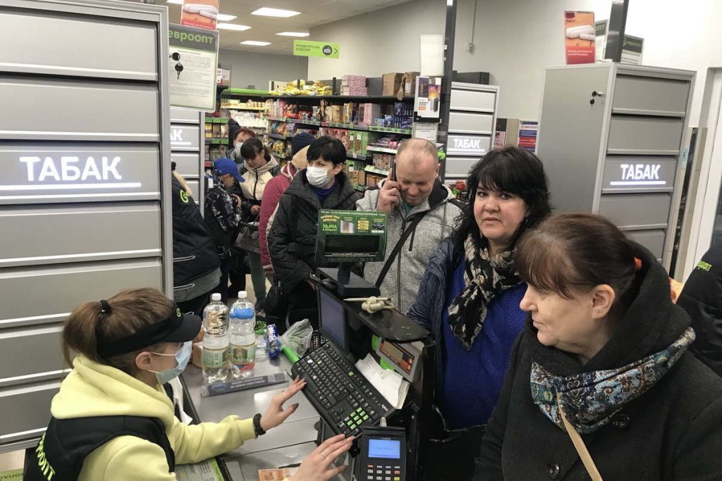 Столбцы — закупаются ли местные продуктами в запас и в какой валюте хранят вклады