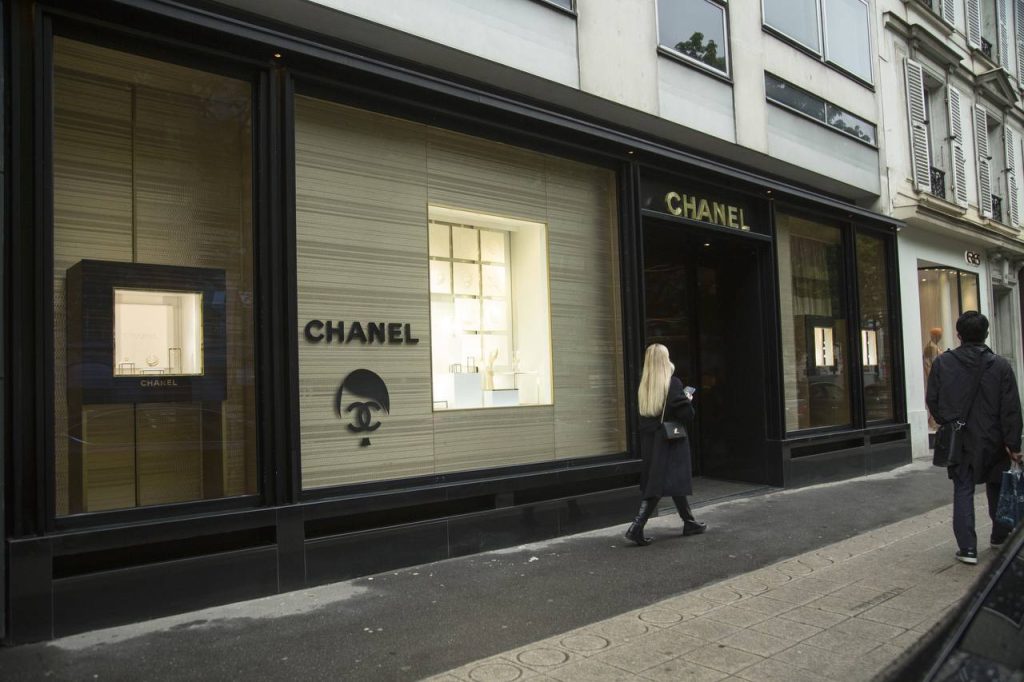 На витринах парижских Chanel появились наклейки с Гитлером. Какая тут может быть связь