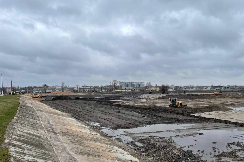 Будет остров, пляж и мостик — водоем в Столбцах чистят и благоустраивают к купальному сезону