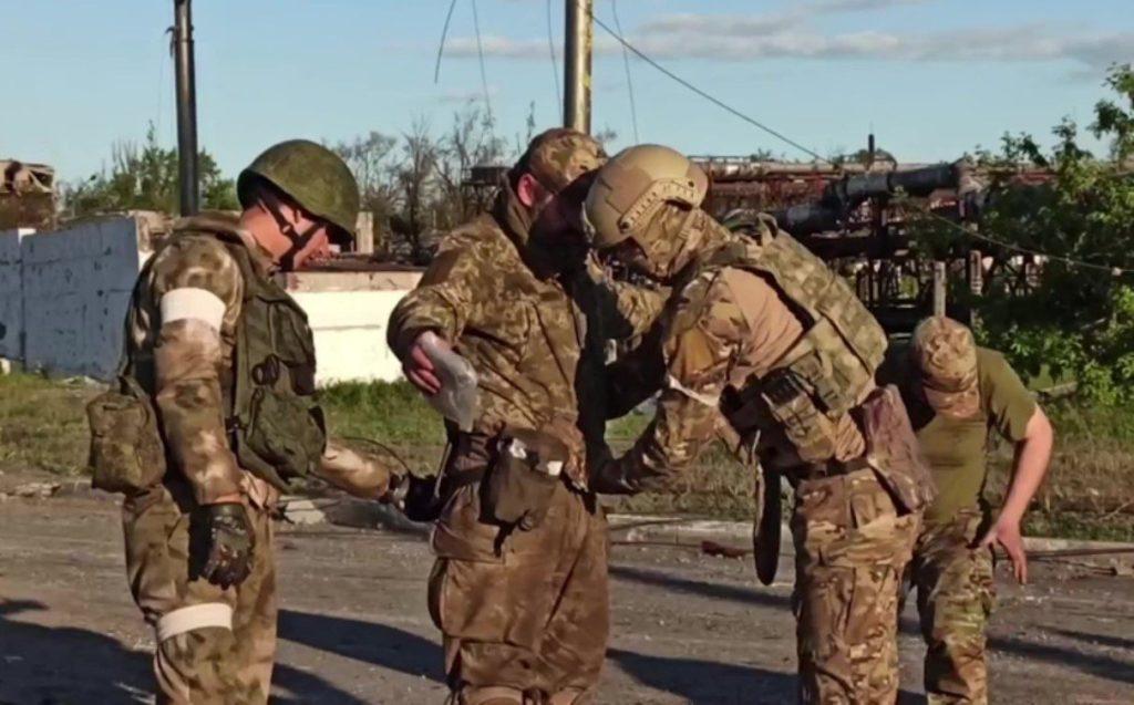 С «Азовстали» в плен сдались почти 2 тысячи украинских боевиков — Шойгу
