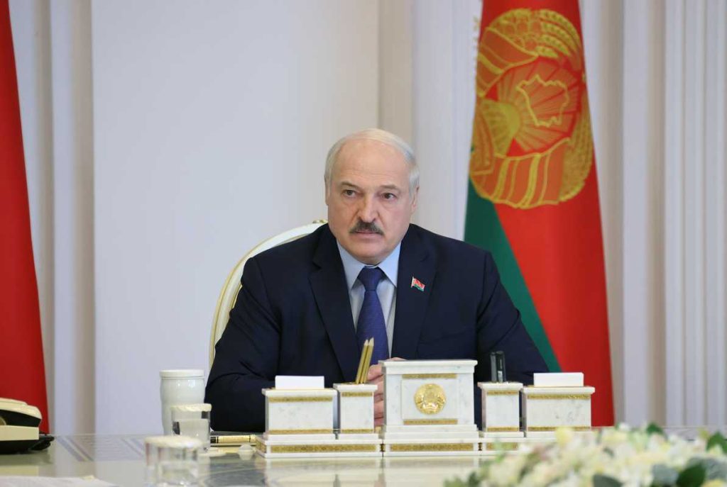 Президент Беларуси рассказал, какими будут поставки вооружения в 2022 году