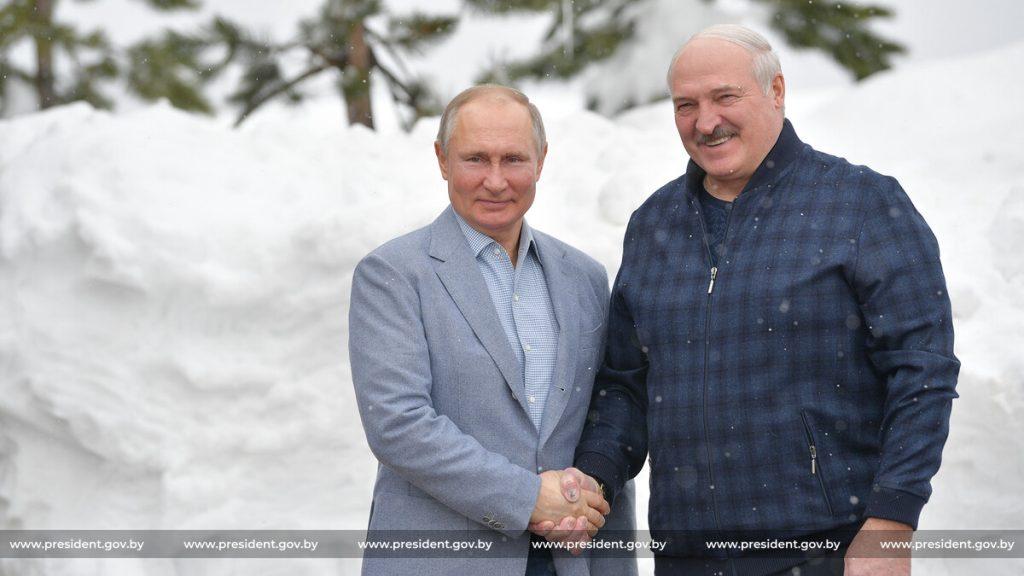 «Обо всем говорю прямо в лоб, как старшему брату»: Лукашенко рассказал про отношения с Путиным