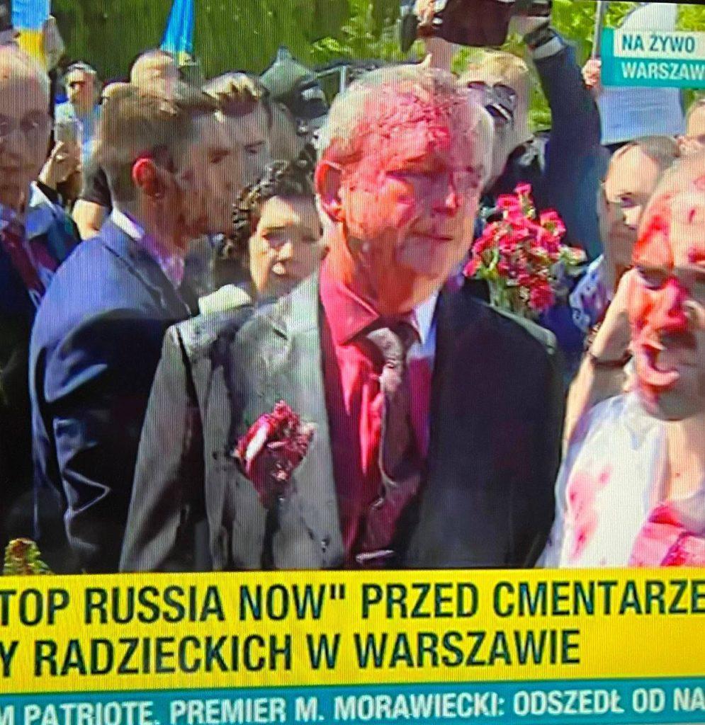На посла РФ в Польше напали во время попытки возложить цветы на кладбище советских солдат