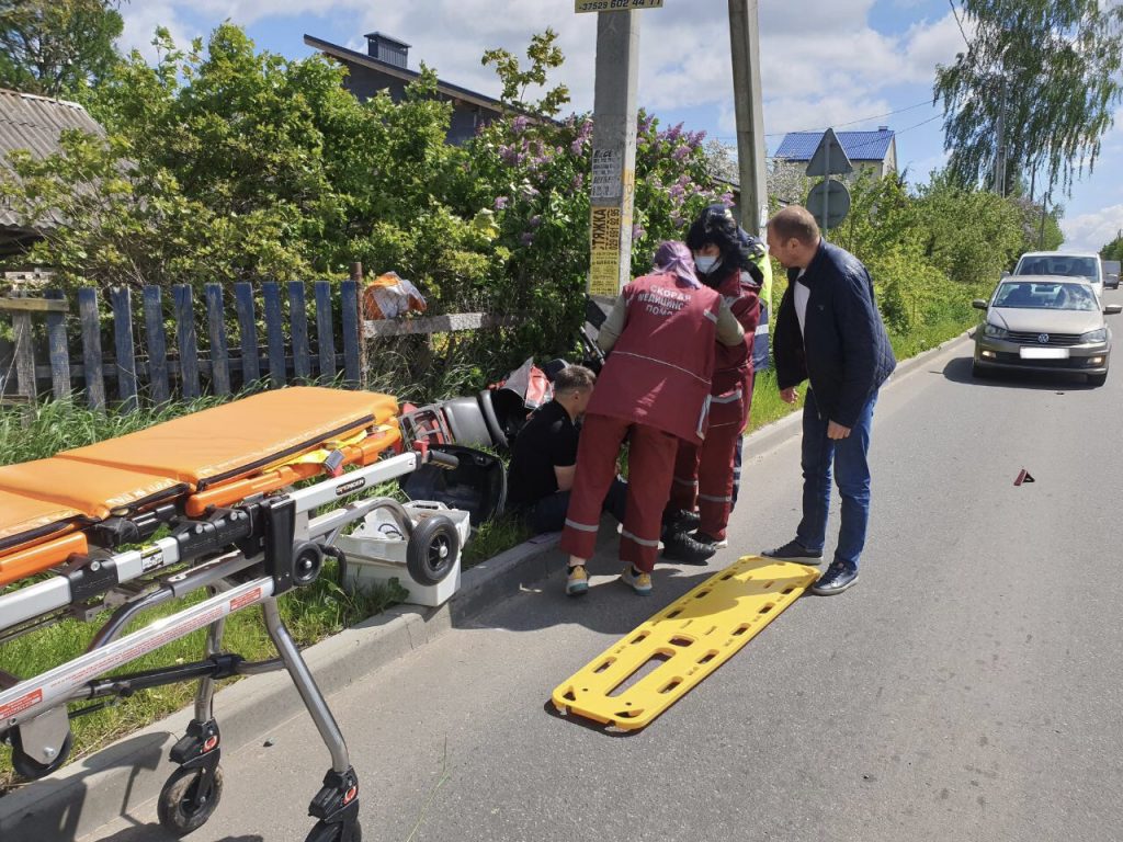 Мотоциклист в Ратомке сегодня врезался в столб и оказался в больнице