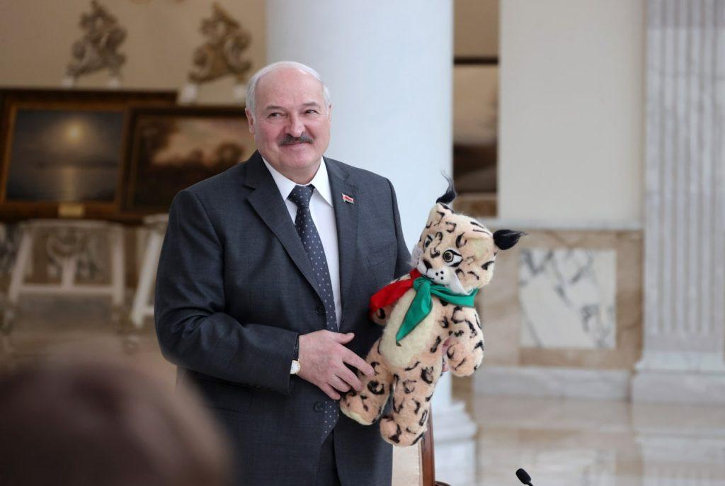 Пионеры подарили Лукашенко свой талисман — рысенка Вогнiка