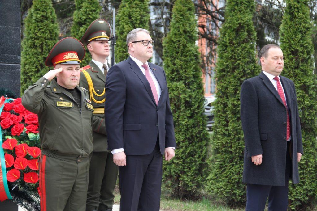 Премьер-министр Беларуси возложил цветы к братской могиле в Минском районе
