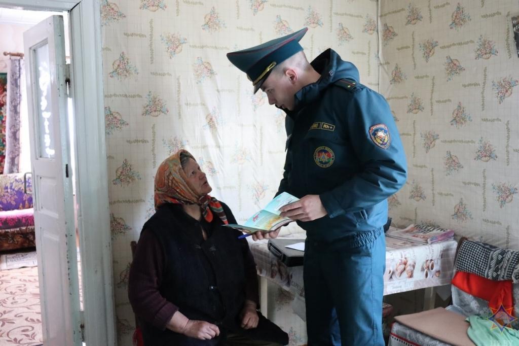 «Обследовать дома, напомнить о правилах безопасности». Для чего спасатели Минщины проводят рейды