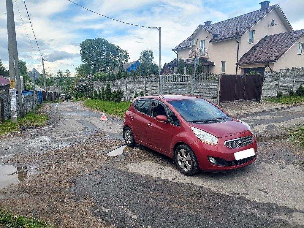 Семилетний мальчик на самокате в Острошицком городке врезался в движущийся автомобиль «Киа»