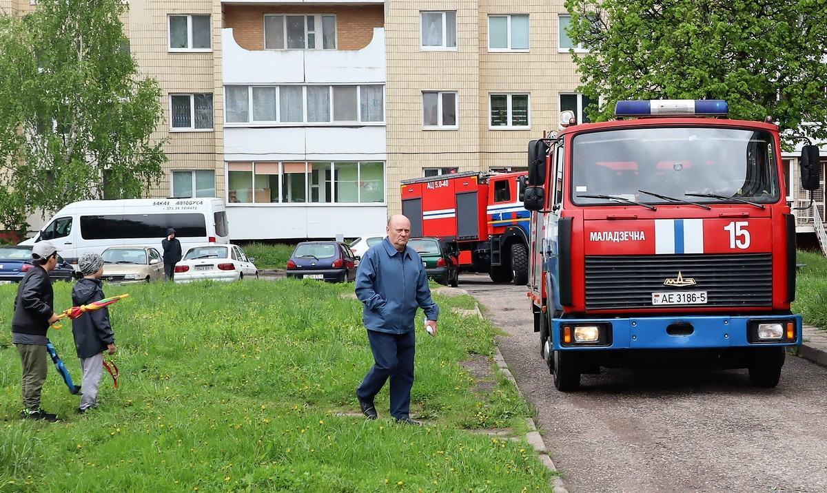 Новости молодечно. Машина спасателей. Группы Пожарников. Две пожарные машины. Пожарники приехали во двор домов.