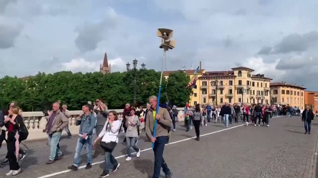 «НАТО посылает украинский народ на резню». В Италии прошел марш против военного блока