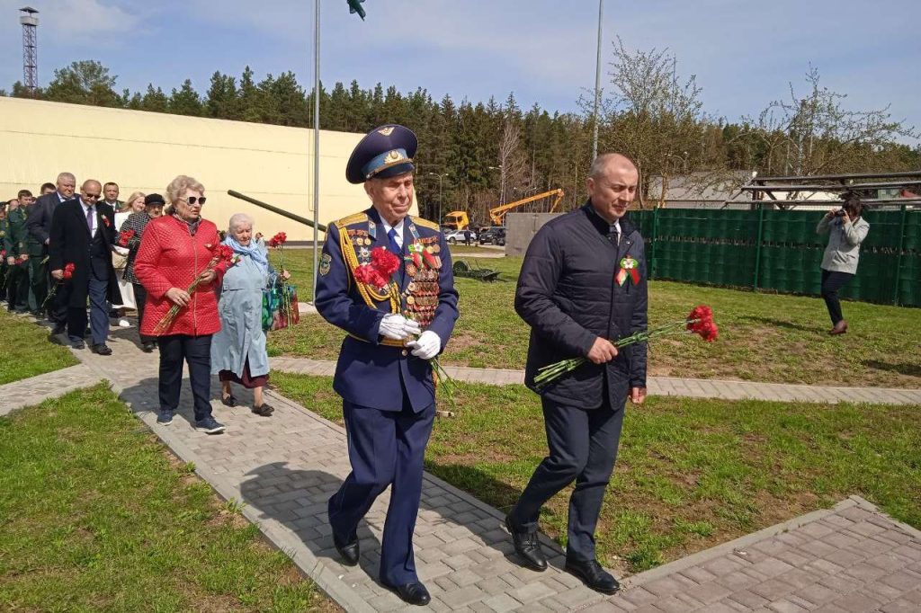 И даже станцевали майский вальс. В Минском районе вспоминали героев войны