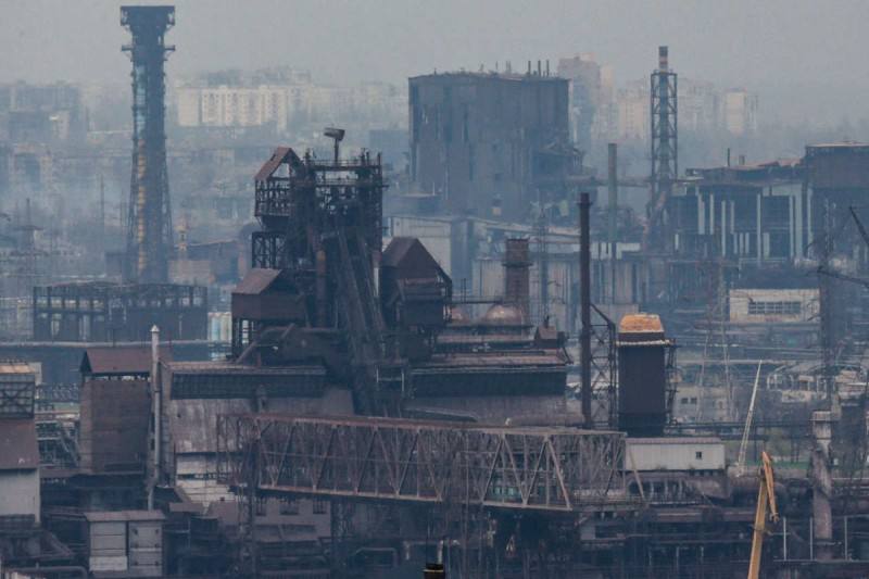 Освобождение «Азовстали», «санкционная бесовщина» Запада и шайка Зеленского — политобзор от Уварова