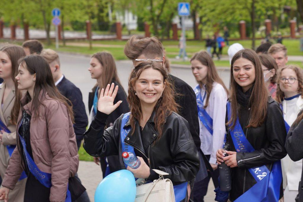Со школьной скамьи во взрослую жизнь. Республиканский последний звонок прозвучал сегодня в Молодечно