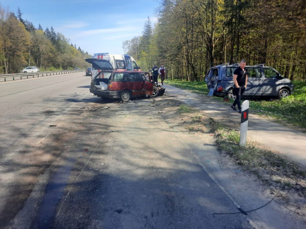 «ФВ Пассат» под Минском врезался в молодечненский «ФВ Мультивен»