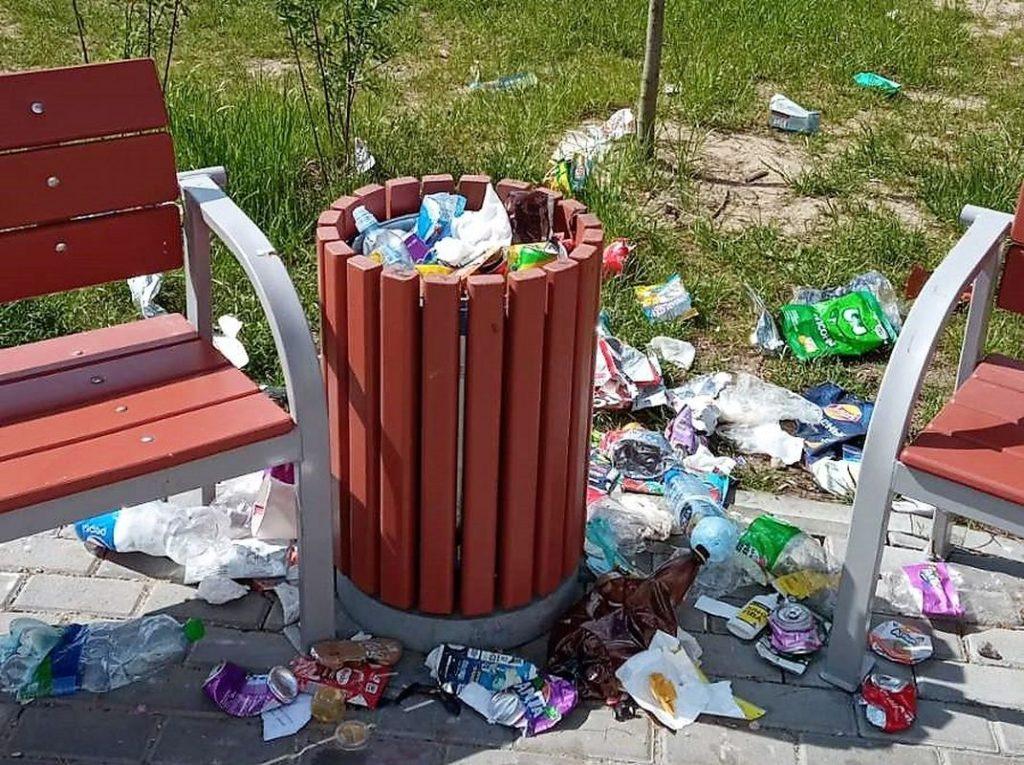 Страсти по мусору в Борисове — коммунальщики никак не могли определиться, должны ли они чистить урны