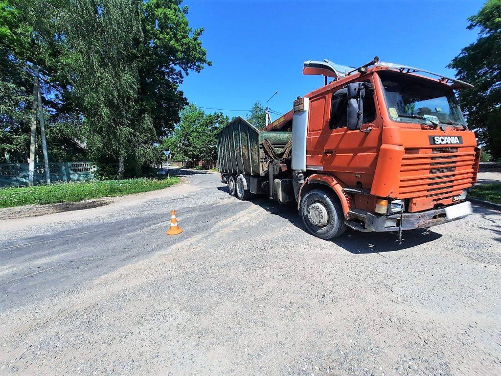 Водитель грузовика в Минском районе заставил женщину на «Фольксвагене» врезаться в дерево