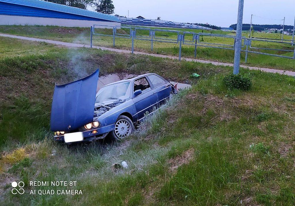 БМВ под Минском налетел на придорожную сливную трубу — пострадали водитель и пассажир