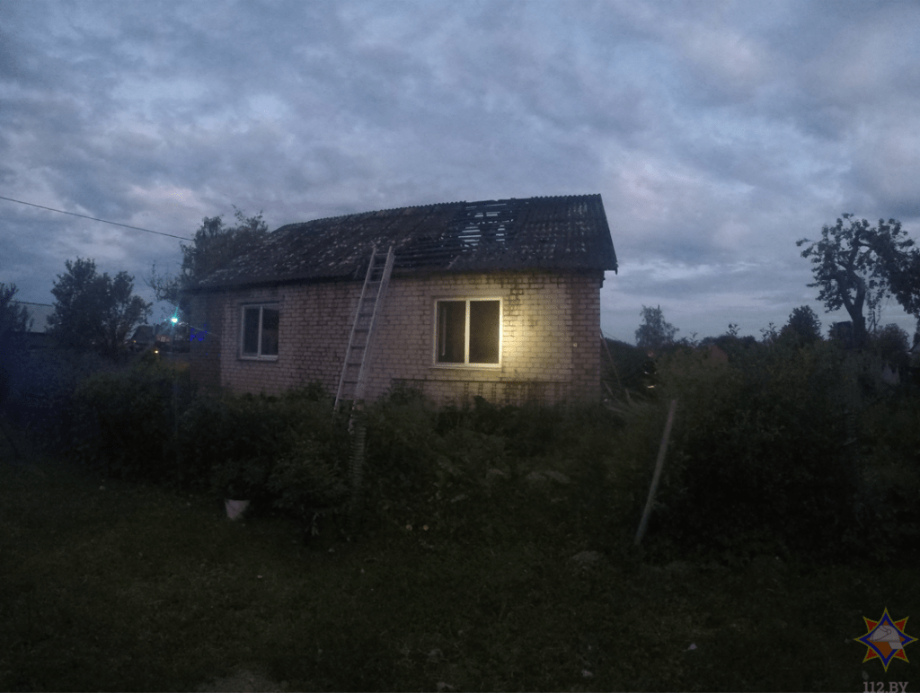 Дом горел в Несвижском районе. Спасти семью удалось благодаря извещателю