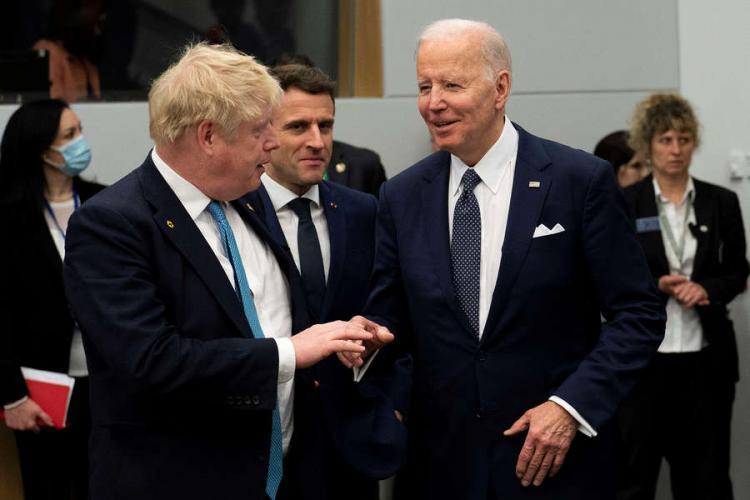 США и сателлиты всегда на стороне сильного. Надолго ли хватит желания «помогать» Украине?