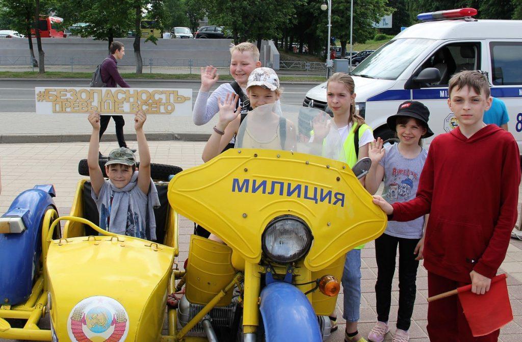 Дорожная безопасность под музыку фестиваля — в Молодечно ГАИ устроила детям полезный праздник
