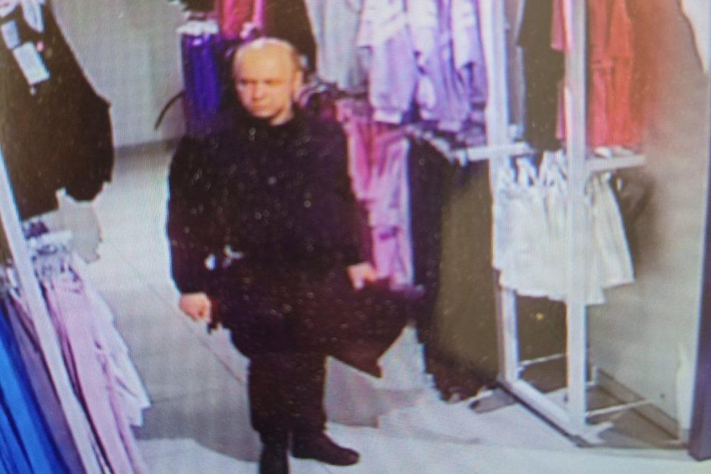В Молодечно неизвестный вынес из магазина одежду и не заплатил. Его ищет милиция