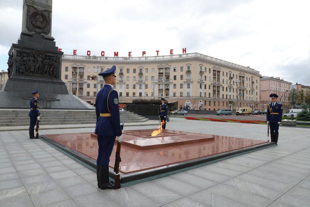 Возложение цветов на Площади Победы