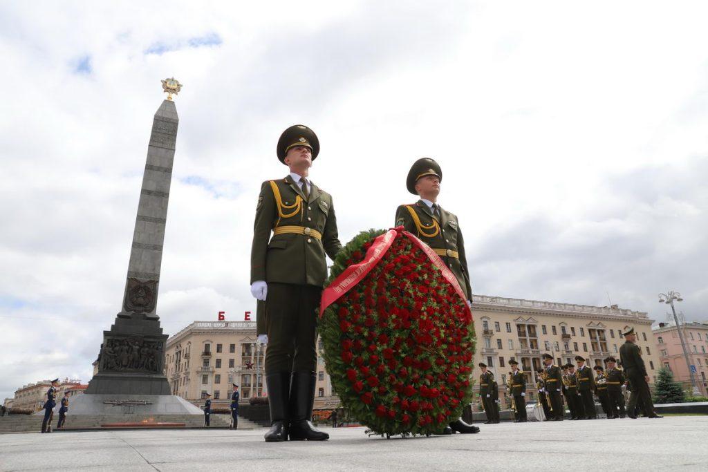 Возложение цветов на Площади Победы