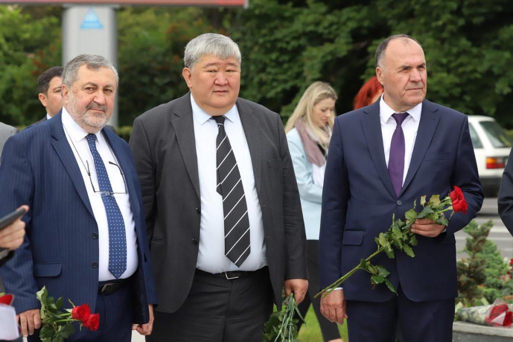 Возложение цветов на Площади Победы