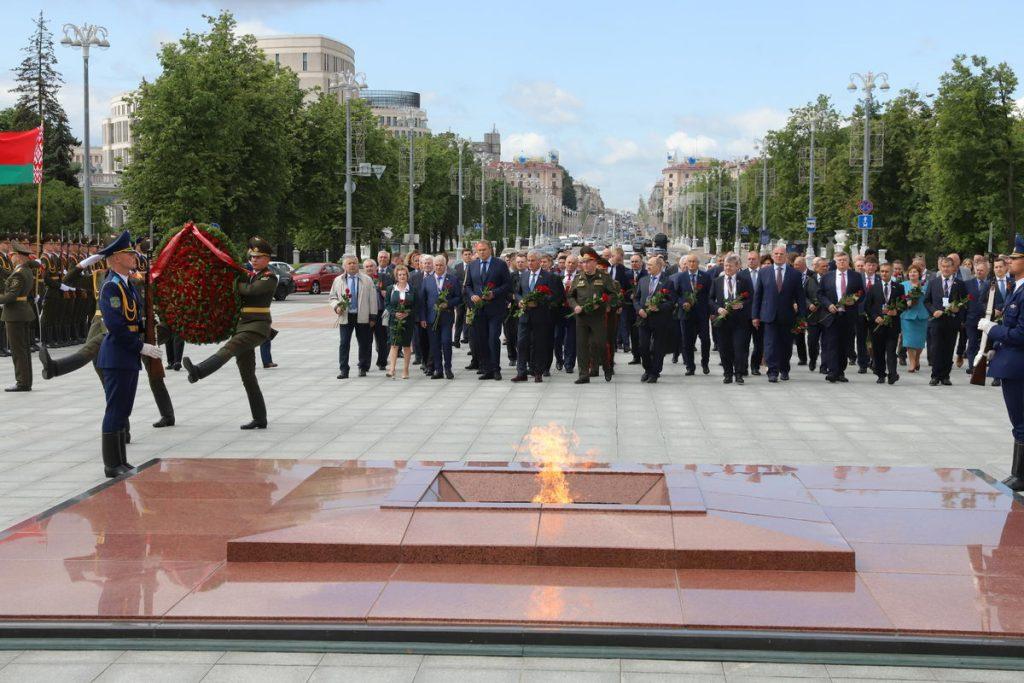 Возложение цветов на Площади Победы