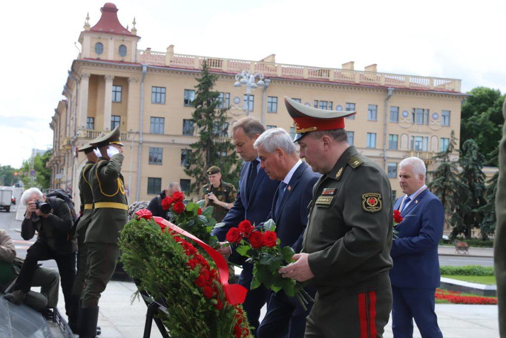 Возложение цветов на Площади Победы
