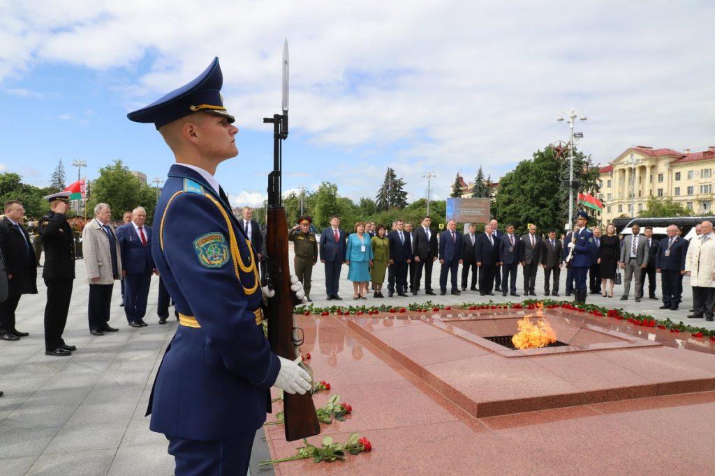 Возложение цветов на Площади Победы