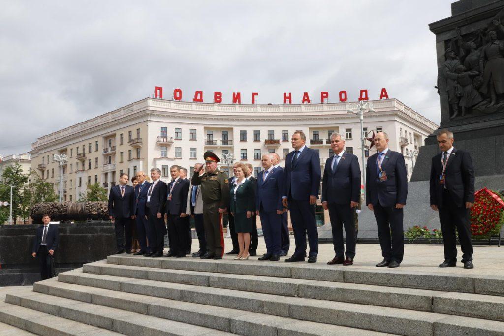 Возложение цветов на Площади Победы
