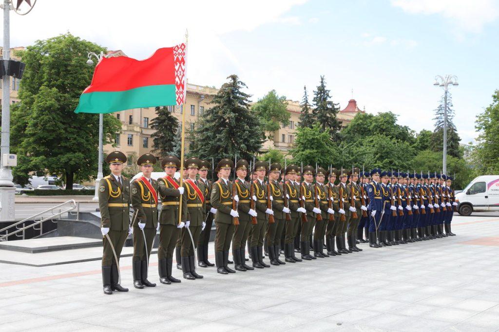 Возложение цветов на Площади Победы